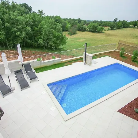 Luxurious In With Swimming Pool * Tinjan