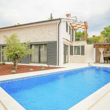 Luxurious In With Swimming Pool Tinjan