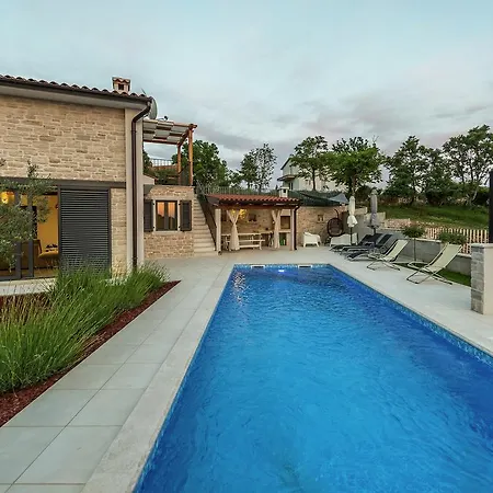 Luxurious In With Swimming Pool * Tinjan