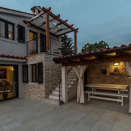 Luxurious In With Swimming Pool