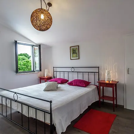 Luxurious Villa In Tinjan With Swimming Pool Villa *