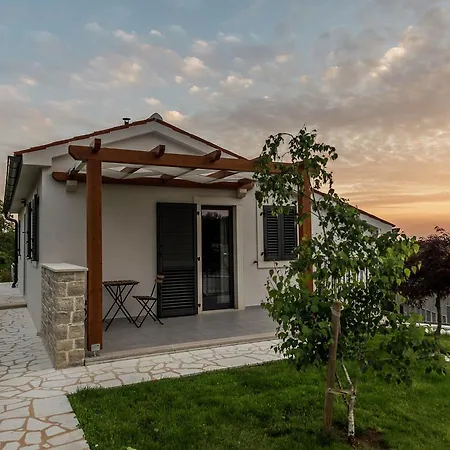 Luxurious Villa In Tinjan With Swimming Pool Villa